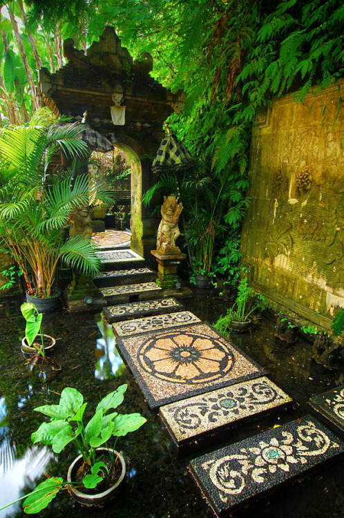Path to the shrine, Bali / Indonesia (by Ahmad Syukaery).
