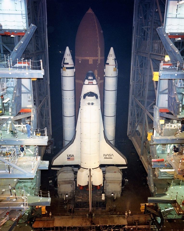 rhubarbes: STS-27 moves from the VAB headed for Pad-39B on November 2, 1988. via Retro