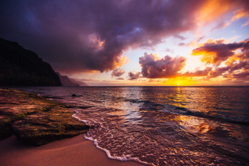 wave-dancer:earth-land:Na Pali Coast, Kauai - HawaiiKauai’s famous coastline is truly majestic, feat