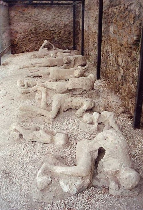 The Stone People of Pompeii More pics here: http://interesant.net/interesnoe/508-Gibel_Pompei_11_foto__tekst)_.html