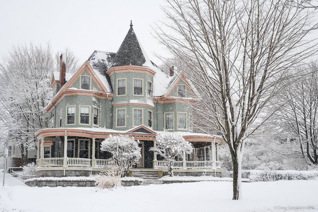 domforsweetpussy:  steampunktendencies:  Snowy Victorian Houses   J this is just