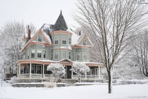 unicornempire:steampunktendencies:Snowy Victorian HousesGorgeous!