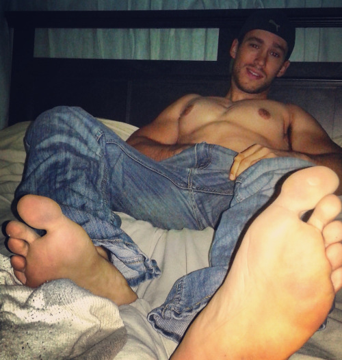 sensitivegayfeet:  Feast your eyes on live dirty men: Here
