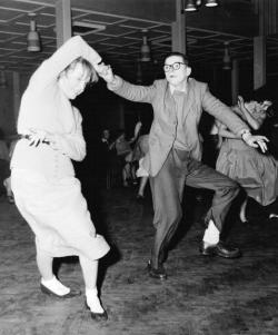 uno-universal:Teenagers at the dance, London,