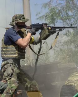 fnhfal:  Ukrainian soldier in a firefight