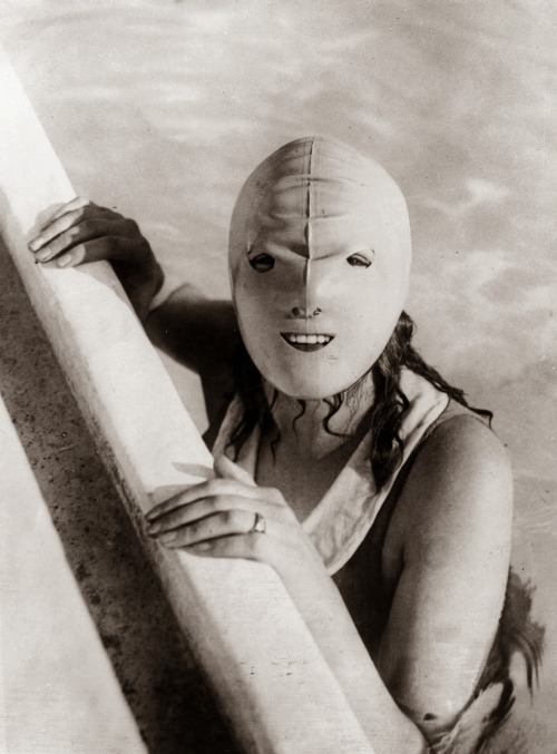 historicaltimes:  A face mask that protected against sun damage, 1928 via reddit