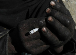 corregida:  Afghan man smokes after using