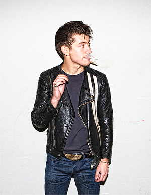 thunder-thiefs: Alex Turner by Alberto Van Stokkum