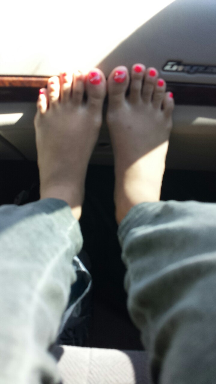 sluttyfeetmayayo:  My girls slutty feet 😍