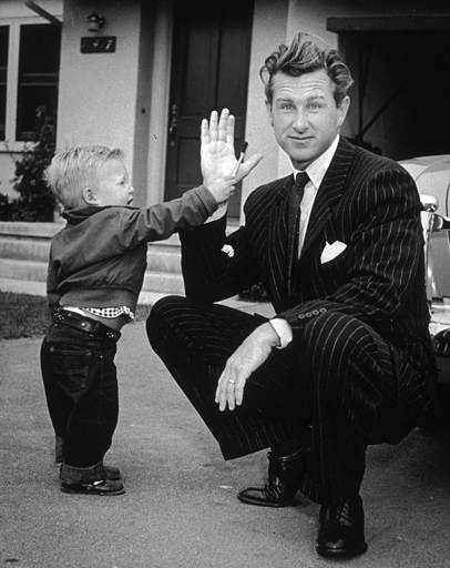 Jeff Bridges w his daddy :) (1951, ph: Murray Garrett)