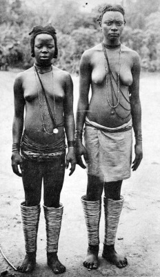 ukpuru:  Picture of Igbo girls with nja, brass coil anklets.