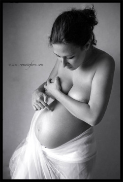 prettypreggiethings:  http://prettypreggiethings.tumblr.com/  #pregnant #beautiful pregnant #pregnant nudeElles by mtkprod