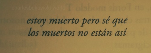 charlesbukowski-world:Charles Bukowski. estoy muerto pero sé que. Arder en el agua, ahogarse en el f