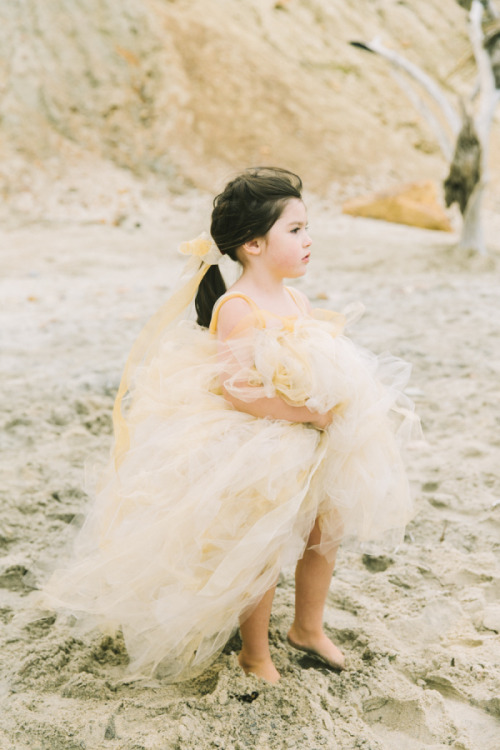 What beach wedding are all about - love everywhere! Photography: Rebecca Arthurs