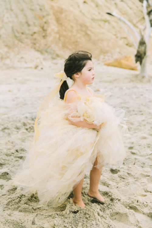 What beach wedding are all about - love everywhere! Photography: Rebecca Arthurs 