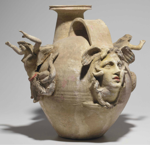 animus-inviolabilis:A Canosan Askos depicting Medusa flanked by two TritonessesApuliaLate 4th ~ Earl