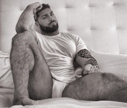 greenwichsnob:What I’d love to do between those big fucking hairy legs…