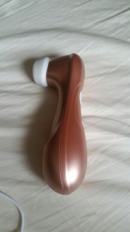 daddydoms-little-kitten:  kattastrophic-fae:  So I just. This is the best toy.   This is the satisfyer pro 2.  It’s body safe, water proof, cordless, easy to clean, and has 11 settings. And of course it’s pretty.   If I hadn’t edged, I would have