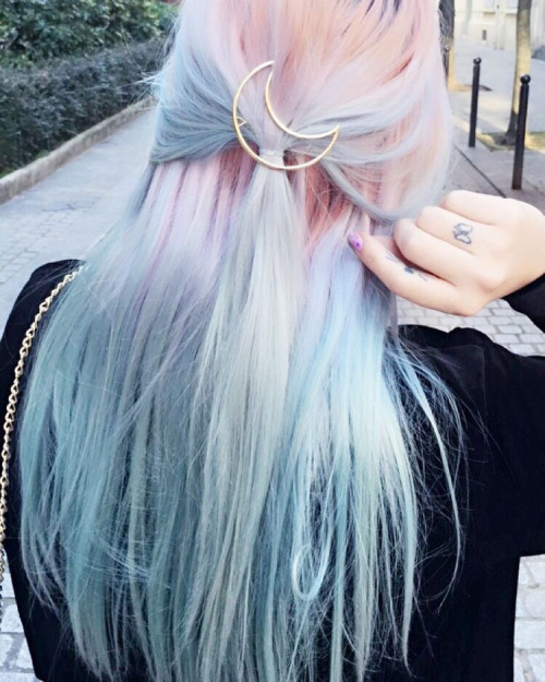 yescrazyhairstyles:  Color of your hair: Photo @ yescrazyhairstyles.tumblr.com