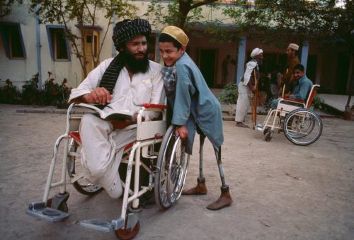  Reading portraits in Afghanistan by iconic photographer Steve McCurry. McCurry manages to tell a story with each portrait. A story of the people, the time, the country. He allows us to travel, discover and feel another reality. Another posts: India.