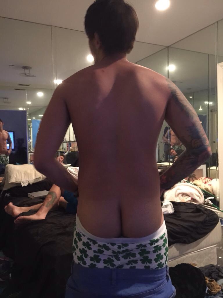 male-celebs-naked:  Beau Brooks 1See more here