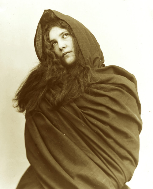 pierrotgourmand:Femme nue sous un ample drapé - Photographe anonyme -  Paris, vers 