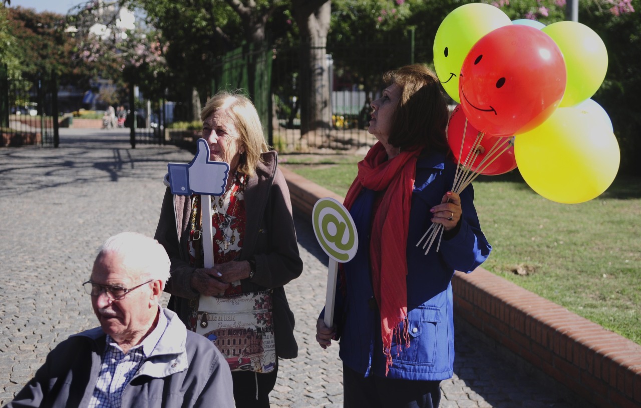 PASO 2015. Horacio Rodríguez Larreta, realizo su 8° promesa de campaña en Plaza Armenia, con el compromiso de crear “100 Postas Digitales” en todos los barrios para acercar más a los más de 600 mil adultos mayores que viven en la Ciudad. (Fotos...