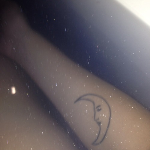 4chansey:I feel like I just took a bath in the night sky, and now I’m covered in glitter ☾