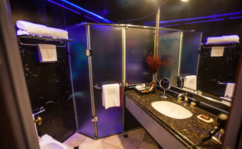 qui-ne-tente-rien-n-a-rien:  8of5:  Star Trek hotel room!