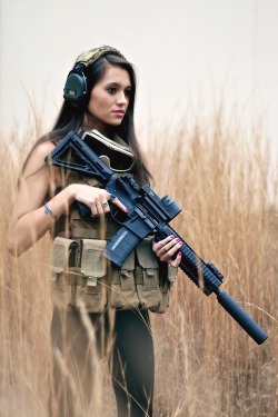 guns-and-babes:  Babe with gun