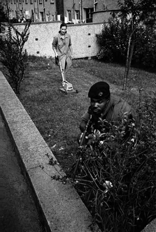 Philip Jones Griffiths - Soldat britannique à Belfast, Irlande,  1973.