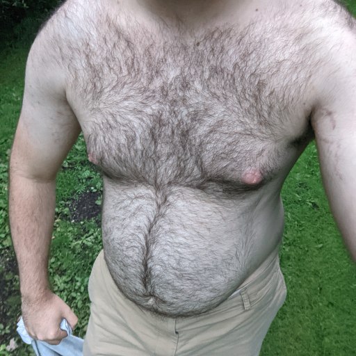 puposo:  beefiereveryday:  got to meet up with this ball-gutted daddy and worship his big belly :)more on onlyfans and patreon   Me encanta cómo juegan con el ombligo 