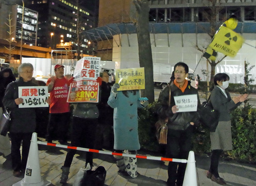 「脱原発！経団連会館前抗議」より（東京・大手町、2013年1月22日）　The public who asserts “No Nukes！” in front of Japan Business Federation（KEIDANREN）, it is called wirepuller of nuclear power plant promotion., in Otemachi, Tokyo, Japan.