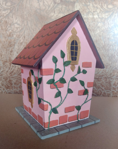 I finished the birdhouse not too long ago! I’m really happy with how it turned out. I think the vine