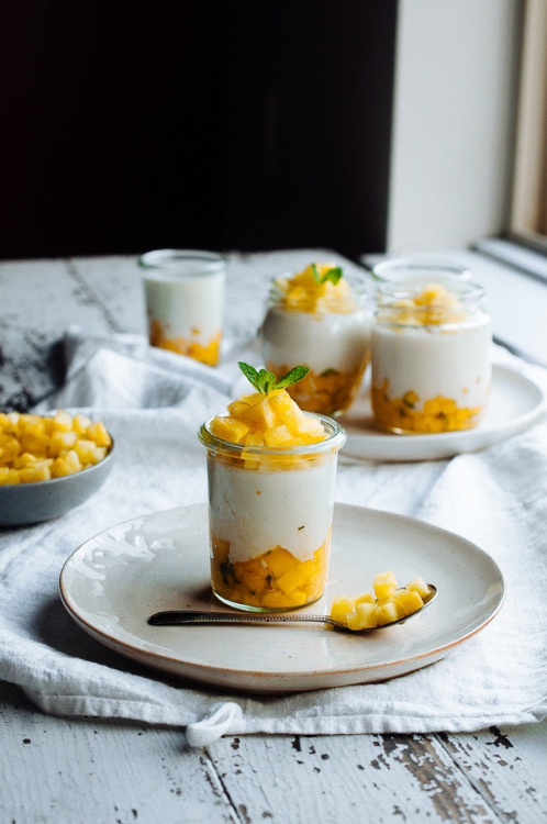 omg-yumtastic:  (Via: hoardingrecipes.tumblr.com)   Toasted Coconut Panna Cotta with