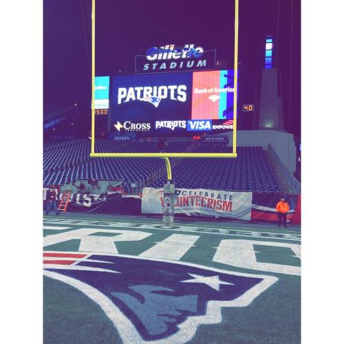 Spontaneous trips down to the field on game day are pretttyyy great #gillettestadium @gillettestadiu