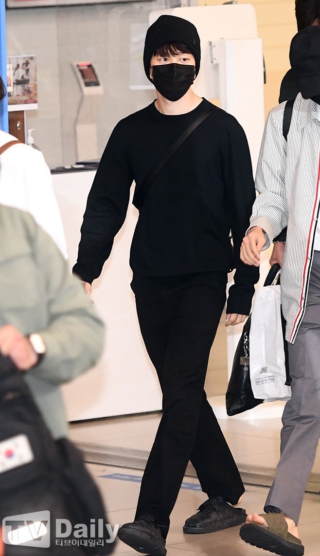 BTS Jimin's Laidback Stylish Airport Outfit Is A Must-Have This Winter