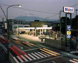 20aliens:  JAPAN. Fuji City. Mobil filling station from footbridge. 1999Chris Steele-Perkins 