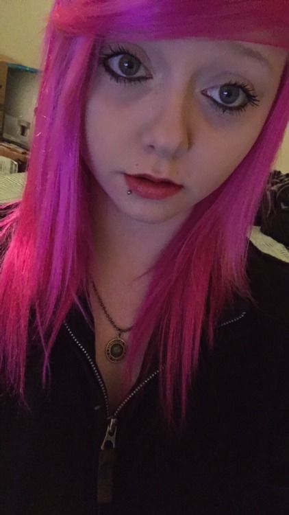 celestial-elf-from-space:Tell me I’m cute please thanksEveryone go reblog my friend&rsquo;s selfie s