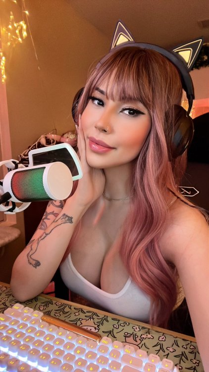 feliciavox:  ur fave streamer girl ~twitch | all my links