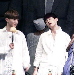  Baekhyun Asking Chen For A Message    