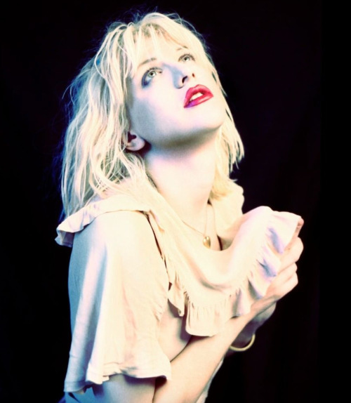 tearyourpetals:Courtney Love photographed