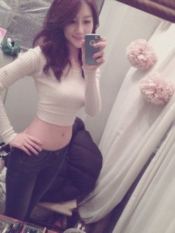 kfemalestars:  (via 은근 볼륨 넘치는 몸매인 레인보우 멤버 – 게시판 | Daum 텔존)