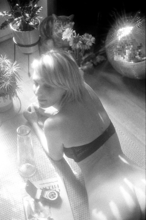 Virginie, high lights &amp; voyeuristic cat / Vertical &amp; unpublishedCanon AE1 &amp; Agfa APX 400