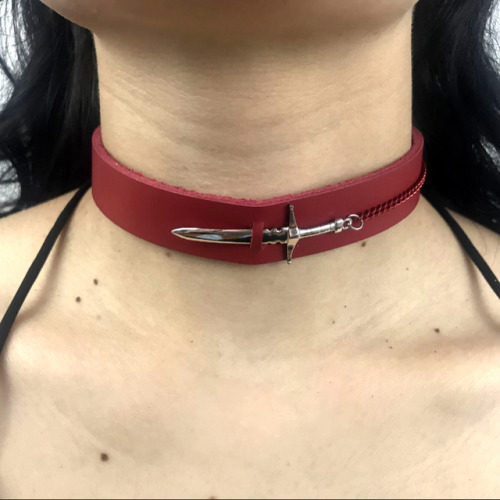 The Rogue Class Choker illustrates the Rogue’s signature strike, silently taking down enemies. Becom