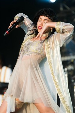 we-re-birds-of-a-feather:  FKA Twigs at Glastonbury