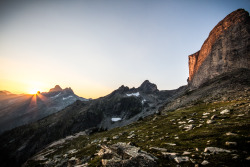 alpine-spirit:  Afterglow in Valhalla, old Norse for Valhöll “hall of the slain”Valhalla Provincial Park, BC Canada  Gotta go here some day, wonder how close it is 🤔