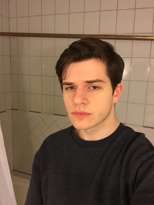letshearitforthisclown:  letshearitforthisclown:  welcome to the selfie bathroom can i take your order  one more time!!!