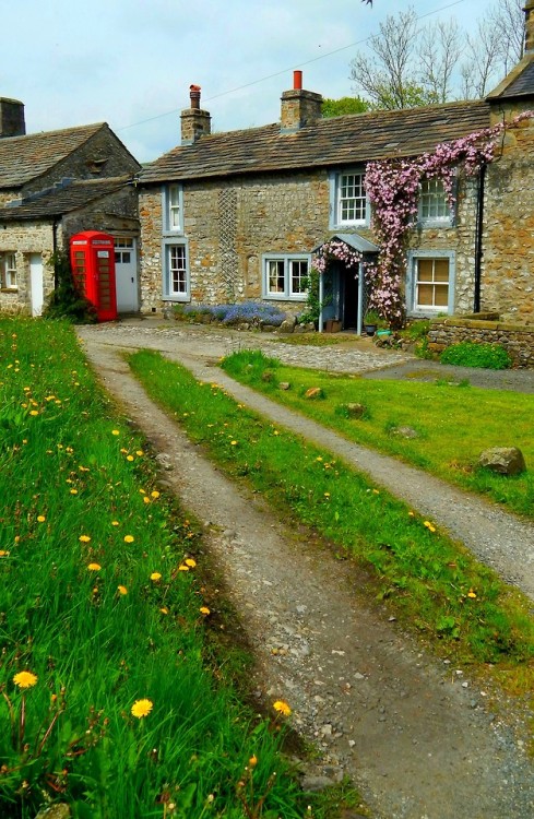 fuckitandmovetobritain:England:Branscombe, Chawton, Crawley,Arncliffe, Chipping Campden, Ilam, Albur