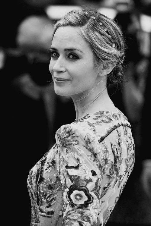 milusvery: Emily Blunt at ‘The Girl On The Train’ world premiere at Odeon Leicester Squa